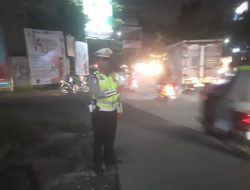 Unit Lantas Polsek Kiaracondong Polrestabes Bandung Laksanakan Pengawasan dan Pengaturan Lalulintas di Sore Hari