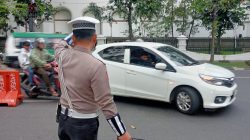Antisipasi Kemacetan di siang hari personil Unit Lalulintas Polsek Bandung Wetan Melaksanakan Pengamanan Jalur di Jl.Dipenogoro kota Bandung antisipasi yanmas siang hari