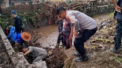 Polsek Sukawening Bersama Forkopimcam dan Warga Gotong Royong Bersihkan Sisa Banjir di Kampung Cipeucang